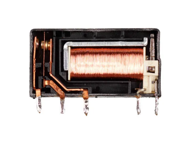 Relais geöffnet — Spule und Kontakte sichtbar