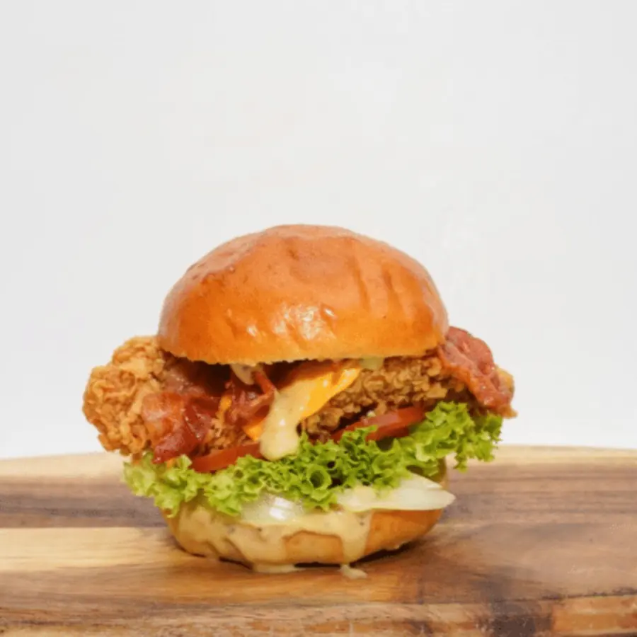 Chicken Burger Home Style mit Honey-Mustard-Soße und Bacon