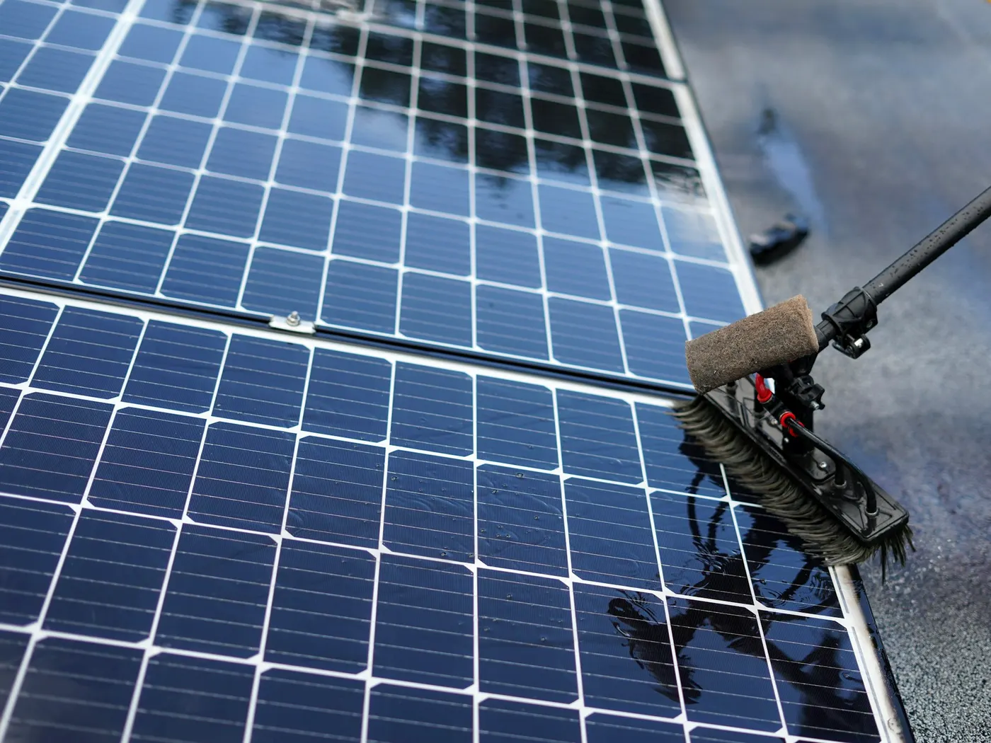 Photovoltaik-Modul nach der Reinigung, klar und glänzend