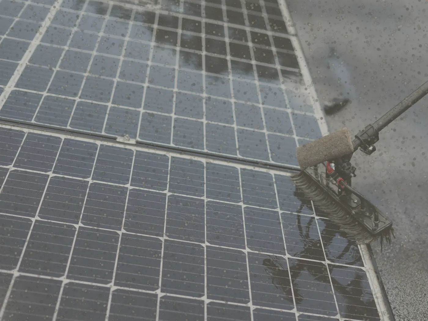 Photovoltaik-Modul vor der Reinigung, mit Staub und Kalkflecken