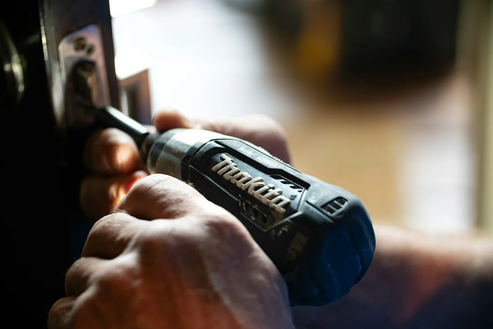 Handwerker bei der Arbeit mit einem Akkuschrauber
