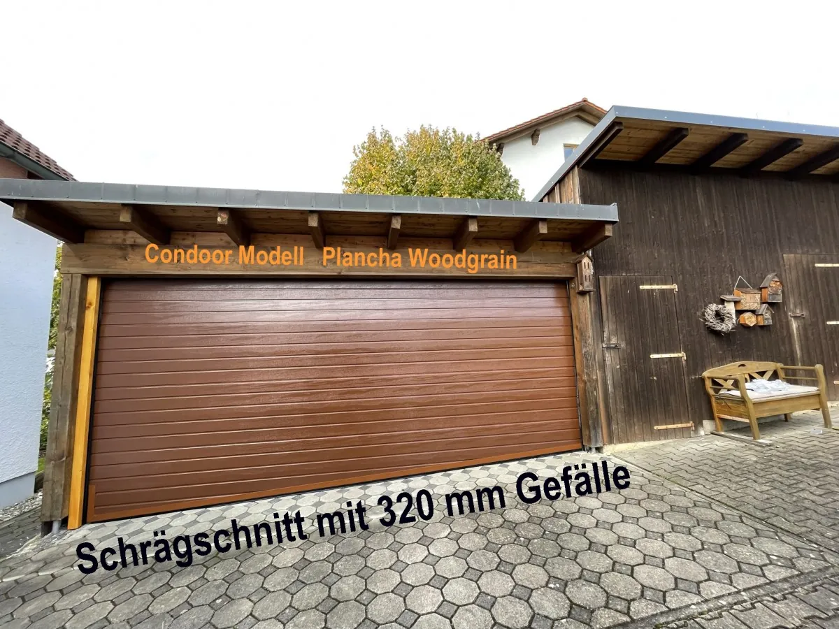 Sektionaltor mit Schrägschnitt, 320 mm Gefälle ausgeglichen