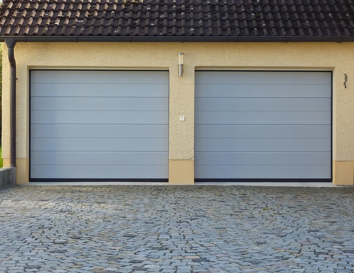 Doppelgarage, Zwei helle Sektionaltore