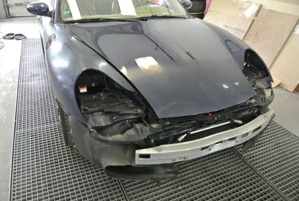 Zerlegte Fahrzeugfront